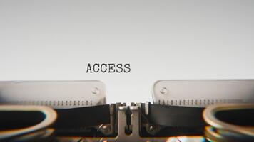 antiguo mecánico máquina de escribir mecanografía acceso controlar en un cerca arriba vista, con metal letras sorprendentes el blanco papel. video