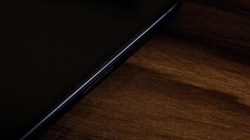 närbild se av en smartphone skärm som visar ett utgående vänta text meddelande i en grön bubbla, fångad som den skickar med en slät dyka upp animation. video