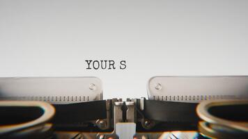 antiguo mecánico máquina de escribir mecanografía tu sonrisa corsé con yo en un cerca arriba vista, con metal letras sorprendentes el blanco papel. video