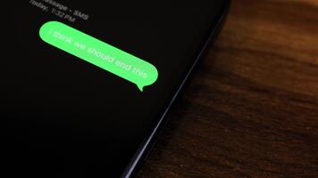 detailopname visie van een smartphone scherm tonen een uitgaand ik denken wij zou moeten einde deze breken omhoog thema tekst bericht in een groen bubbel net zo het verzendt. video