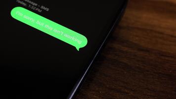detailopname visie van een smartphone scherm tonen een uitgaand ik ben sorry, maar deze is niet werken breken omhoog thema tekst bericht in een groen bubbel net zo het verzendt. video