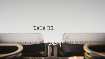 gammal mekanisk skrivmaskin skriver data brott i en stänga upp se, med metall brev slående de vit papper. video