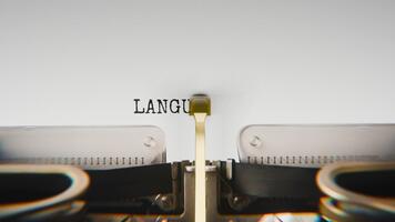 gammal mekanisk skrivmaskin skriver språk modell i en stänga upp se, med metall brev slående de vit papper. video