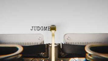 gammal mekanisk skrivmaskin skriver dom i en stänga upp se, med metall brev slående de vit papper. video