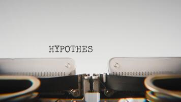 gammal mekanisk skrivmaskin skriver hypotes i en stänga upp se, med metall brev slående de vit papper. video