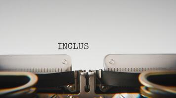 oud mechanisch schrijfmachine typen inclusie in een dichtbij omhoog visie, met metaal brieven opvallend de wit papier. video