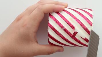 Lento, liscio taglio di un' candela con un' rosso modello. asmr. parte 1 video