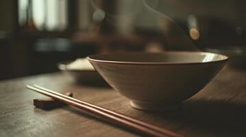 en tröstande skål av ångande varm mat, perfekt kompletteras förbi traditionell ätpinnar på en rustik trä- tabell, skapande ett inbjudande och värma kulinariska erfarenhet video