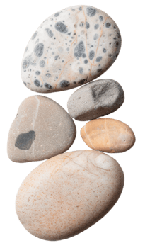 un colección de río Roca guijarros es desplegado desde un parte superior ver en un transparente antecedentes. cada Guijarro tiene un único textura y color, exhibiendo natural belleza y variedad png