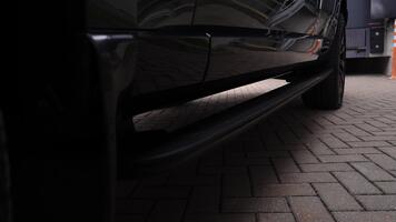 Basso angolo vicino su pentole lungo un' gamma rover autobiografia come il motorizzato in esecuzione tavola si estende su un' a spina di pesce piazzale. Caricamento in corso bacino cono e rampa nel nuvoloso luce. video