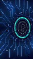 digital krets styrelse med lysande bitcoin symbol och data vertikal. video