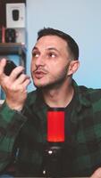 influenciador criando vertical podcast conteúdo às casa enquanto falando para dentro microfone e gravação com Câmera video