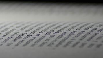 Seiten geschrieben im ein öffnen Buch, Drehung video