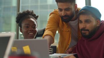 raser kollegor informell företag team arbetsgivare i kontor internet fel emotionell vd ägare man talande pekande i bärbar dator skärm förklara problem svårighet mångfald män och kvinna lagarbete video