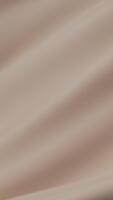 dolce beige fluente tessuto la creazione di liscio elegante superficie delicato movimento morbido pieghe minimo struttura sereno visivo armonia moderno astratto sfondo simboleggiante calma morbidezza purezza calma design modulo video
