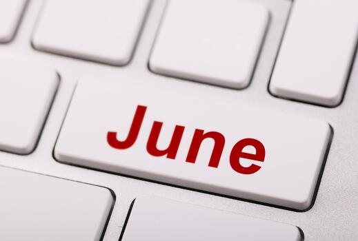 un blanco computadora teclado con un rojo junio llave simbolizando un nuevo mes, tecnología, o planificación. foto