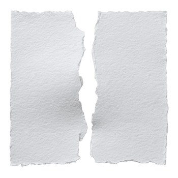 Due pezzi di bianca strappato carta con ruvido coperta bordi la creazione di un' separazione isolato su trasparente sfondo png