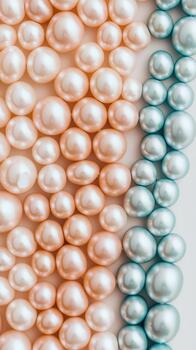 arreglo de suave redondo perlas en contrastando rosado y azul colores desplegado en un plano superficie. foto
