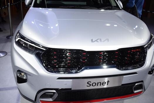 el frente final de un blanco suv es en monitor foto