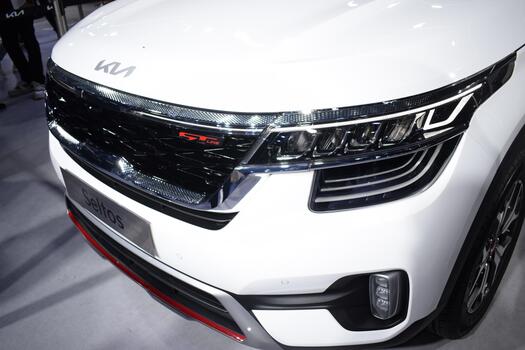 el frente final de un blanco suv en monitor foto