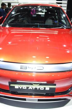 el frente final de un rojo coche con un cromo podar foto