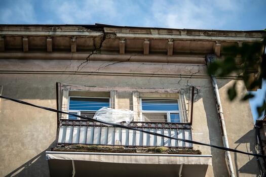 visible fisura en construir estructura revelar efectos de temblores, señalando a anticuado edificio condición foto