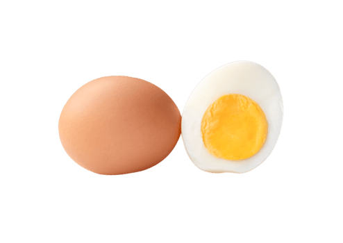 een geheel en voor de helft van rauw bruin kip ei en gekookt of gekookt kip ei met ei dooier in stack geïsoleerd met knipsel pad in het dossier formaat png