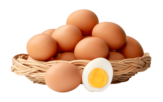 veel rauw bruin kip eieren met gekookt eieren en ei dooier in een voor de helft in stack in rieten mand geïsoleerd met knipsel pad in het dossier formaat png