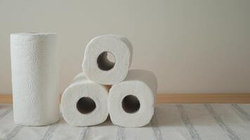 på vilket sätt till organisera papper handdukar för lätt tillgång och använda sig av video