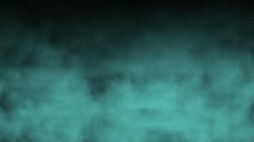 mystisk dimma omslutande en mörk bakgrund skapar en fängslande atmosfär på skymning video