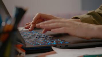 femme mains rapidement dactylographie sur moderne portable avec illuminé clavier, engagé dans professionnel numérique travail et concentré sur compléter tâche avec précision video