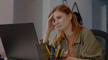 ung professionell upplever intensiv huvudvärk medan arbetssätt avlägset, kämpar med påfrestning och potential burnout under Hem baserad arbete session video