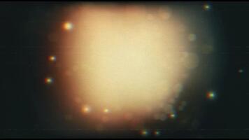 abstrakt, gyllene ljus läcka bakgrund med en retro tekniskt fel effekt. förvrängd digital vhs signal med damm, ljud, och kromatisk villfarelse. video