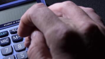 Calculating with a calculator differentes operations with negative result video