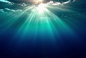 solljus strömmar genom de oceaner yta belysande de lugn under vattnet miljö med en känsla av fred och undra skapande en lugn vista video