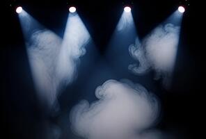 drammatico faretti illuminante vorticoso Fumo nel un' buio atmosferico spazio la creazione di un' misterioso e travolgente visivo effetto per palcoscenico prestazione video