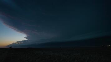 fascinerande blixt- visa blinkar genom höga storm moln på skymning video