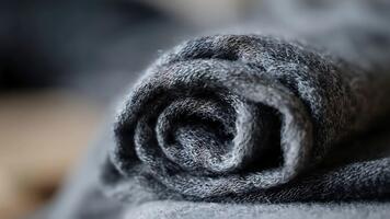 makro se av en tätt rullad grå texturerad tyg som visar invecklad väva. video