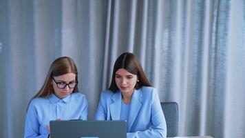 femmina dipendenti seduta a scrivania nel davanti di computer. telecamera in movimento lentamente per un' fiducioso uomo in piedi nel il ufficio sorridente. video