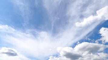 stackmoln och spindrift moln omvandling i de sommar himmel. låg vinkel se på de blå himmel med flera olika moln. timelapse. video