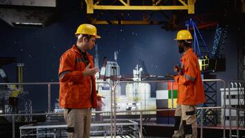 offshore olja plattform ingenjör pacing de golv varelse upprörd och angelägen, kämpar till övervaka effektiv naturlig gas och petroleum extraktion från marin ekosystem. otålig arbetstagare. kamera a. video