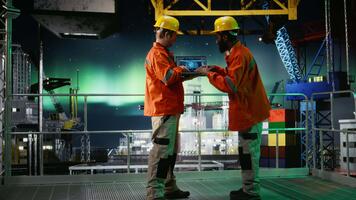 offshore ingenjörer använda sig av ai maskin inlärning verktyg på bärbar dator för borrning rigg operationer, artificiell intelligens till Stöd säker olja och gas extraktion aktivitet från de hav ekosystem. kamera a. video