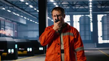 tekniker använder sig av walkie prat under jobb uppdrag i tillverkning anläggningen, som visar de grundläggande kommunikation nödvändig till klara av verktyg och maskineri. svetsning drift. kamera b. video