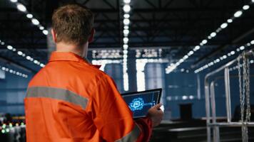 ingenjör fungerar artificiell intelligens verktyg på läsplatta i tillverkning växt, granskning neuralt nät simulering data medan övervakning produktion och tillverkning uppgifter. kamera b. video