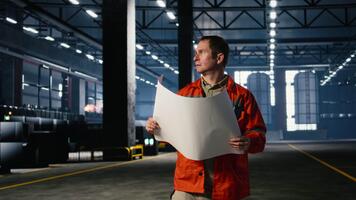 fabrik operatör använder sig av produktion planer till Stöd logistisk och hopsättning uppgifter, omgiven förbi metall verktyg och maskineri den där definiera industriell aktivitet. tung industri utveckling. kamera a. video