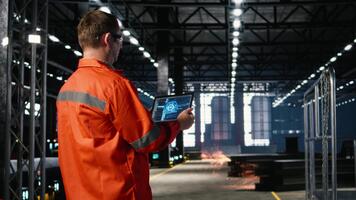 tekniker kontroller automatisering maskineri guidad förbi ai och maskin inlärning, hantera industriell Utrustning inom en upptagen industri växt till Stöd logistisk drift och tillverkning. kamera a. video