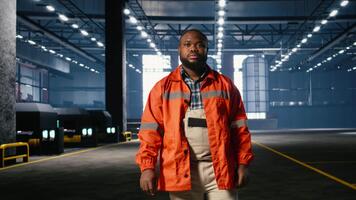 leidinggevende wandelen binnen een magazijn naar toezicht houden machinerie in actie, leidend verzinsel en bouw workflow voor bouwkunde concepten. macht verplicht in zwaar productie. camera a. video