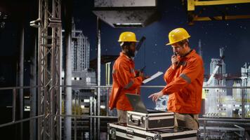 al largo perforazione impianto ingegnere A proposito di attraverso walkie talkie con colleghi, monitoraggio olio estrazione sistemi per efficienza. provando per minimizzare carbonio orma livelli su piattaforma. telecamera un. video