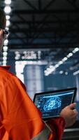 verticale lavoratore utilizzando ai sistema motorizzato di macchina apprendimento per tenere sotto controllo macchinari su il fabbrica pavimento, industriale ambiente Spettacoli pesante tecnologia e ingegneria sviluppo. telecamera b. video