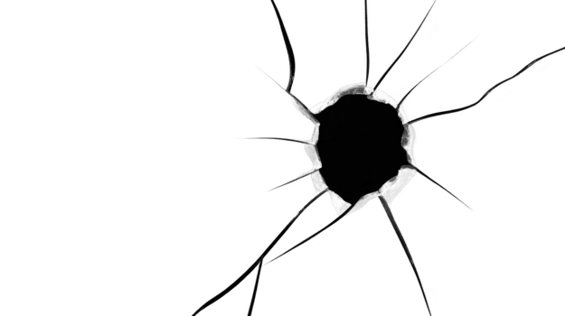 Cracked bicchiere buco distrutto trasparente superficie rotto finestra effetto acuto frastagliato bordi isolato su trasparenza sfondo drammatico urto realistico danno distruzione intenso visivo png